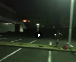 【Vine動画】夜の駐車場でサッカーをしているのは…フルチン全開のイケメンだった！ｗ