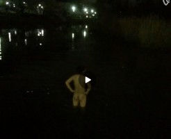 【Vine動画】プリケツ丸出しで仁王立ち！ｗ夜の池を素っ裸で泳ぐ筋肉系男子がシュールｗ