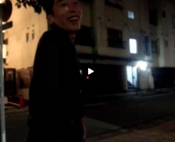 【Vine動画】包茎のスリム男子が夜の路上で露出しながら放尿ｗなぜ最後におっぱい？ｗ