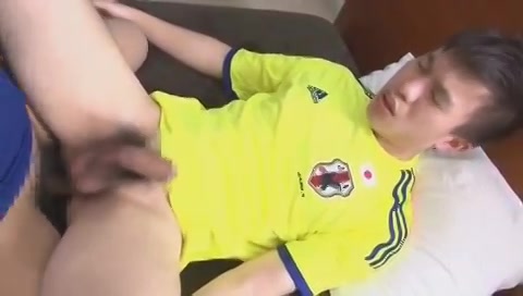 【ゲイ動画】サッカーユニフォームを着た筋肉系男子の二人がエッチなカラミ！フェラでペニスをフル勃起させ、アナルにディルドを突っ込まれ、体位を変えてアナルセックスを堪能し…！