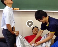 【Vine動画】男子高校生が3Pで手コキ、潮吹きを実演！？ノリノリすぎて面白いｗｗ