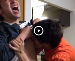 【Vine動画】本気で乳首を吸われて絶叫！イケメン男子二人の行為が激しすぎる件ｗｗ