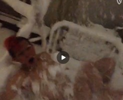 【Vine動画】真っ赤なパンク頭の筋肉系イケメン、大雪の中、素っ裸ではしゃぎすぎｗｗ
