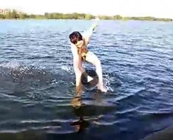 【Vine動画】足をとられ、ペニスを撮られた筋肉系男子が川からあがれないというオチｗ