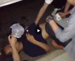 【Vine動画】ペニス丸出しで道路に寝込んで弄られまくる筋肉系男子の酔っ払い具合ｗ