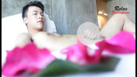 【ゲイ動画】ビンビン巨根に花やクマちゃんぬいぐるみを乗せヌード撮影する、おちゃめなアジア系スジ筋イケメンモデルのグラビア撮影！