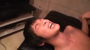 【ゲイ動画】巨根自慢の筋肉イケメンくん、3Pでアナルを掘ったあとは逆にケツマンを掘られることに！