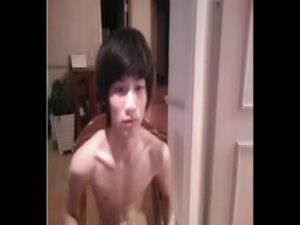【ゲイ動画】録画されているとも知らず、赤裸々なスリ筋ボディー、勃起巨根をチャット相手に見せちゃうスリ筋美少年！