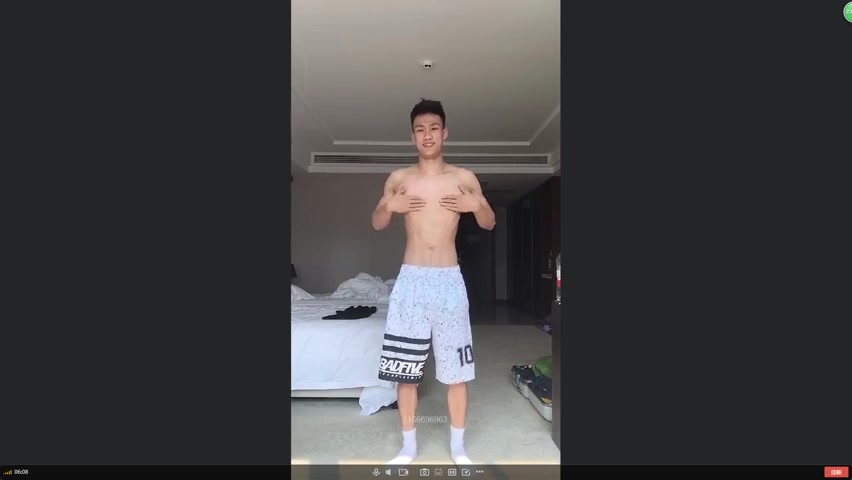 【ゲイ動画】スマホでチャットしながら自慢のガチムチボディーとフル勃起巨根を見せつけてオナニーするアジア系スジ筋マッチョ外国人！
