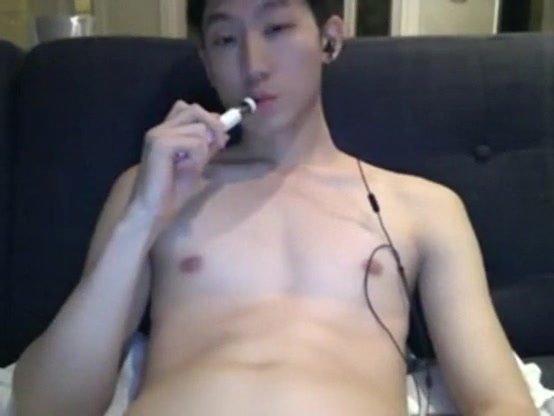 【ゲイ動画】蕩け目系な筋肉イケメン素人くんが、チャットしながら全裸で巨根シコシコオナニーをぶちかます！