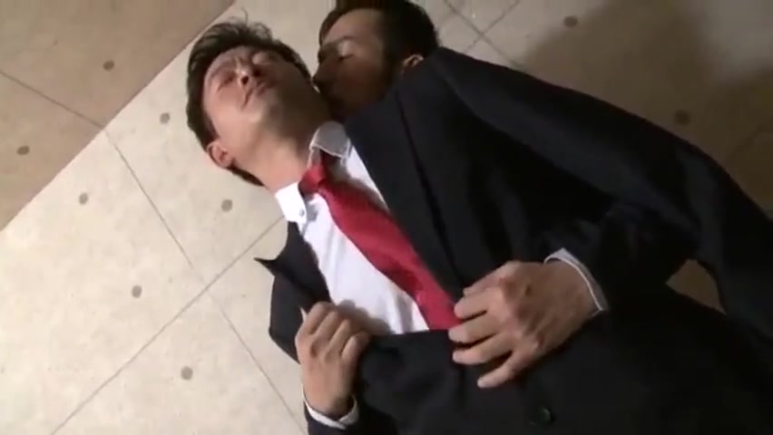  【ゲイ動画】オラオラ系ゴーグルマン二人からディルド、巨根でアナルを3Pで責められご満悦アヘアヘな筋肉イケメンリーマンくん！